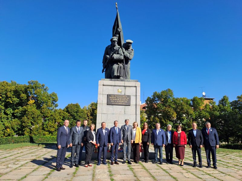 Кандидатите за народни представители от листата на ДПС Кърджали поднесоха цветя пред паметника на Освободителите