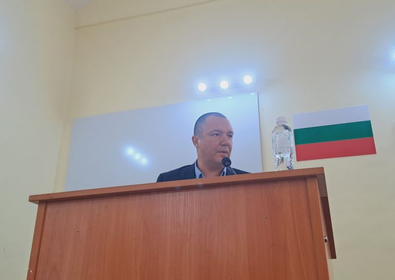 Съветник предложи възнагражденията на колегите му да се намалят наполовина, предложението беше отхвърлено