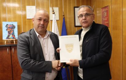 Служители в Община Ардино поздравиха кмета Изет Шабан за рождения му ден