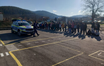 Двама полицаи от РУ-Крумовград и 50 деца проведоха час по пътна безопасност в село Странджево