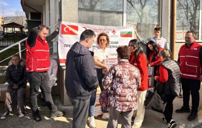 Делегация от Турция се включи в съвместна хуманитарна инициатива с БЧК по раздаване на хранителни пакети в област Кърджали