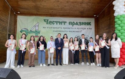 Кметът на Кирково отличи ученици, учители и културни дейци по повод 24 май Кметът на Кирково отличи ученици, учители и културни дейци по повод 24 май