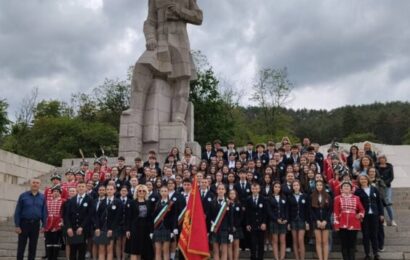 Традиция, чест и дълг – осмокласниците от Езиковата гимназия „Христо Ботев“ положиха клетва в Калофер Традиция, чест и дълг – осмокласниците от Езиковата гимназия „Христо Ботев“ положиха клетва в Калофер