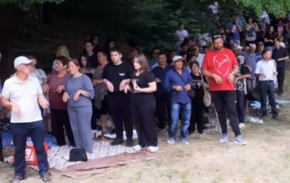 Молебен за благодатна година събра стотици в подножието на Родопите