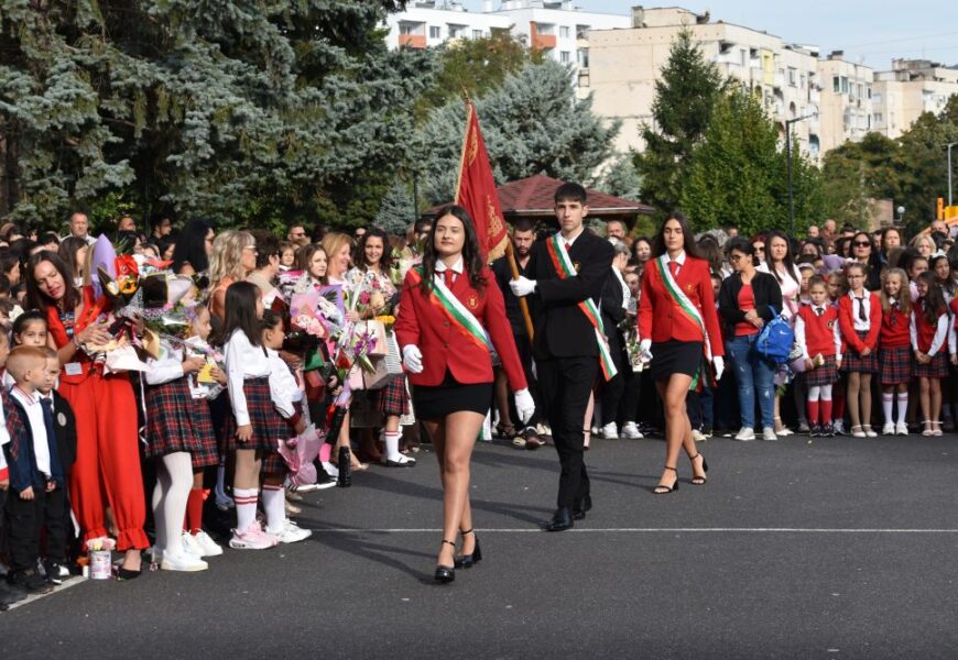 Първият звънец отново събра голямото семейство на СУ „П. Р. Славейков“ Първият звънец отново събра голямото семейство на СУ „П. Р. Славейков“