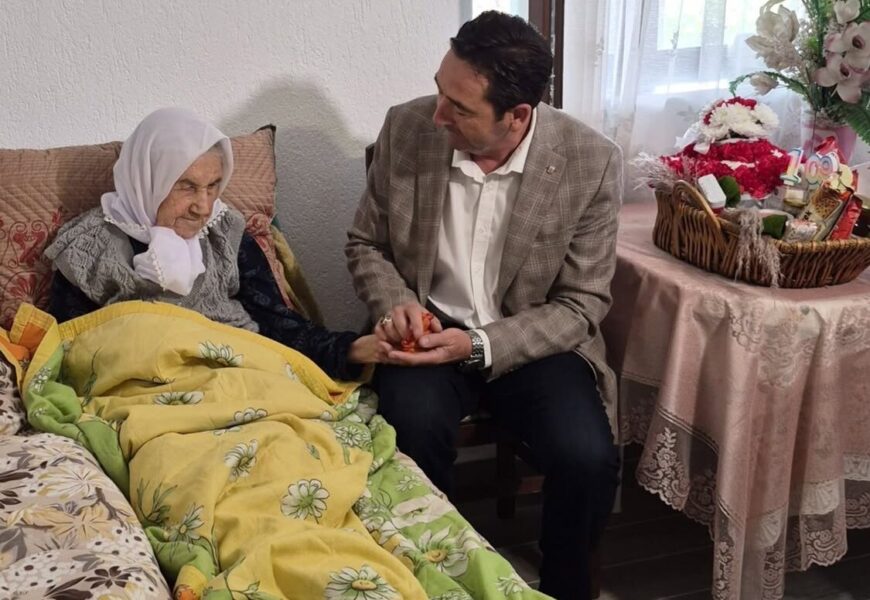 Кметът Шинаси Сюлейман на гости при 109-годишната баба Есма, най-възрастният човек в България