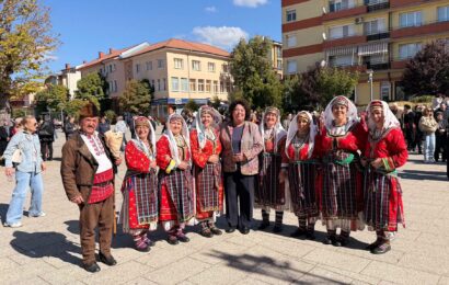Крумовград,  домакин на първото издание на конкурса „Надпяване и надиграване под тополите“