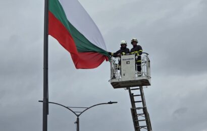 Областната администрация подмени овехтелите национални знамена на входно-изходните пътни артерии на Кърджали с нови