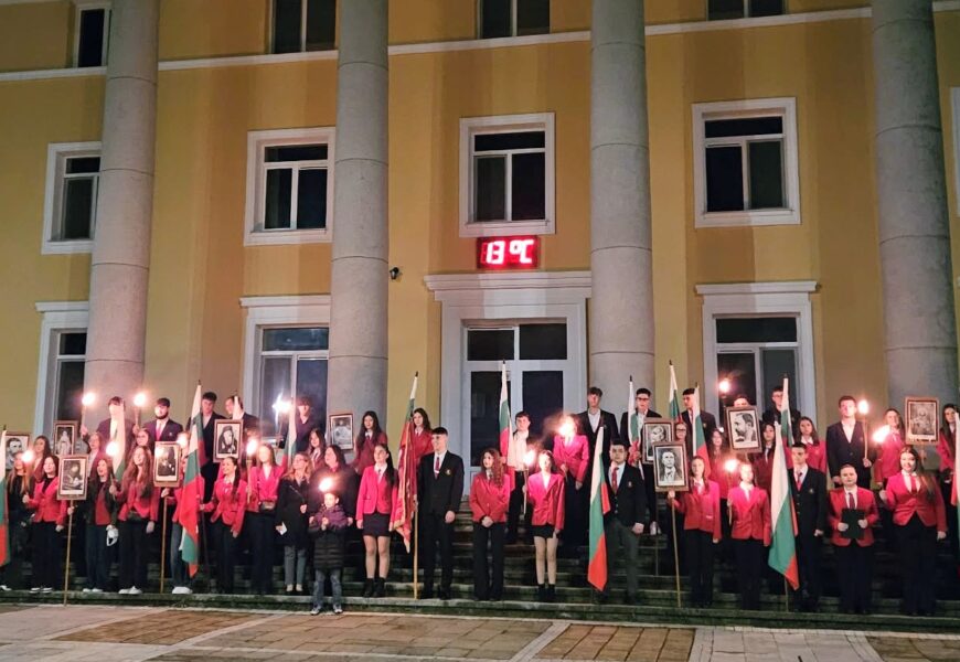 С факелно шествие СУ „П. Р. Славейков“ отбеляза Деня на народните будители