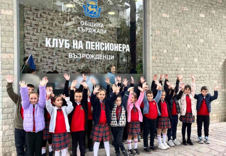 Малките славейковци с музикален поздрав за Международния ден на възрастните хора Малките славейковци с музикален поздрав за Международния ден на възрастните хора