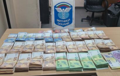 Близо 163 000 недекларирани евро задържаха на МП Капитан Андреево
